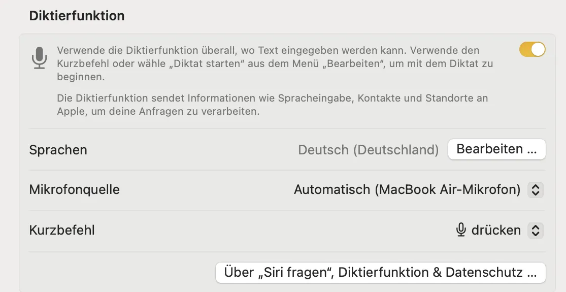 Einstellungsbereich Diktierfunktion mit aktiviertem Schalter, dem Hinweis auf Übertragung an Apple, Sprachen auf Deutsch Deutschland, Mikrofonquelle und Kurzbefehl