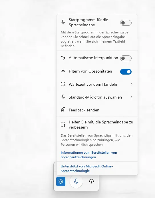 Einstellungsmenü der Windows-Spracheingabe. Der Schalter „Startprogramm für die Spracheingabe" ist aus, „Automatische Interpunktion" ist aus, „Filtern von Obszönitäten" ist an. Darunter die Einträge Wartezeit vor dem Handeln, Standard-Mikrofon auswählen, Feedback senden sowie der Abschnitt „Helfen Sie mit, die Spracheingabe zu verbessern" mit zwei Links