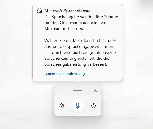 Hinweisfenster „Microsoft-Sprachdienste" beim ersten Start der Spracheingabe. Der Text erklärt, dass die Stimme mit Onlinesprachdiensten in Text umgewandelt wird und dass zusätzlich die gerätebasierte Spracherkennung installiert wird. Darunter ein Link zu den Datenschutzbestimmungen und die kleine Leiste mit Zahnrad, Mikrofon und Fragezeichen